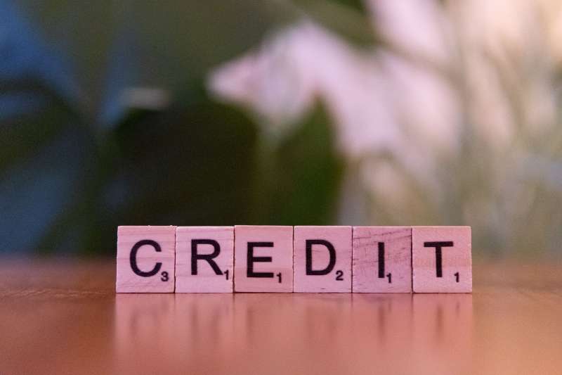 Ilustrasi petugas kredit bank sedang melakukan survei kelayakan dan wawancara di lokasi usaha UMKM.