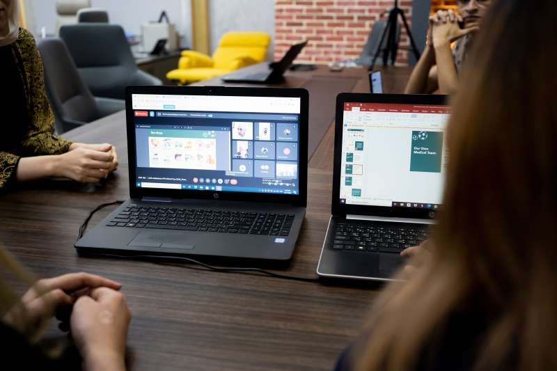 Ilustrasi seorang pemula yang sedang menjalankan bisnis digital bermodalkan laptop dan internet dari rumah.