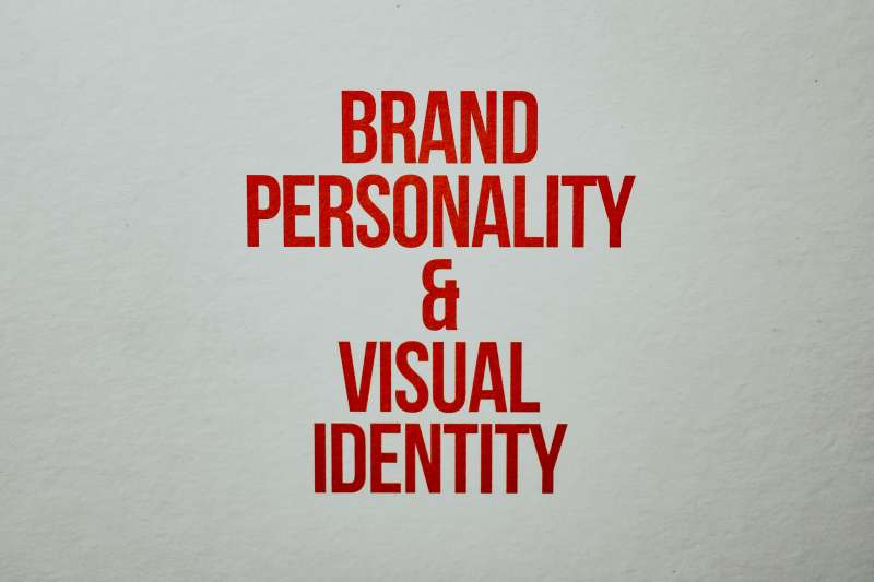 Ilustrasi strategi branding yang kuat untuk membangun identitas bisnis dan loyalitas pelanggan.
